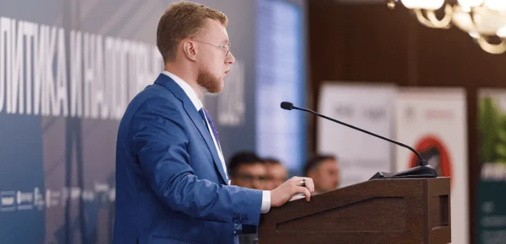 Обложка статьи: Председатель коллегии адвокатов «Петухов и партнеры» Кирилл Петухов принял участие в налоговой конференции Право.ru